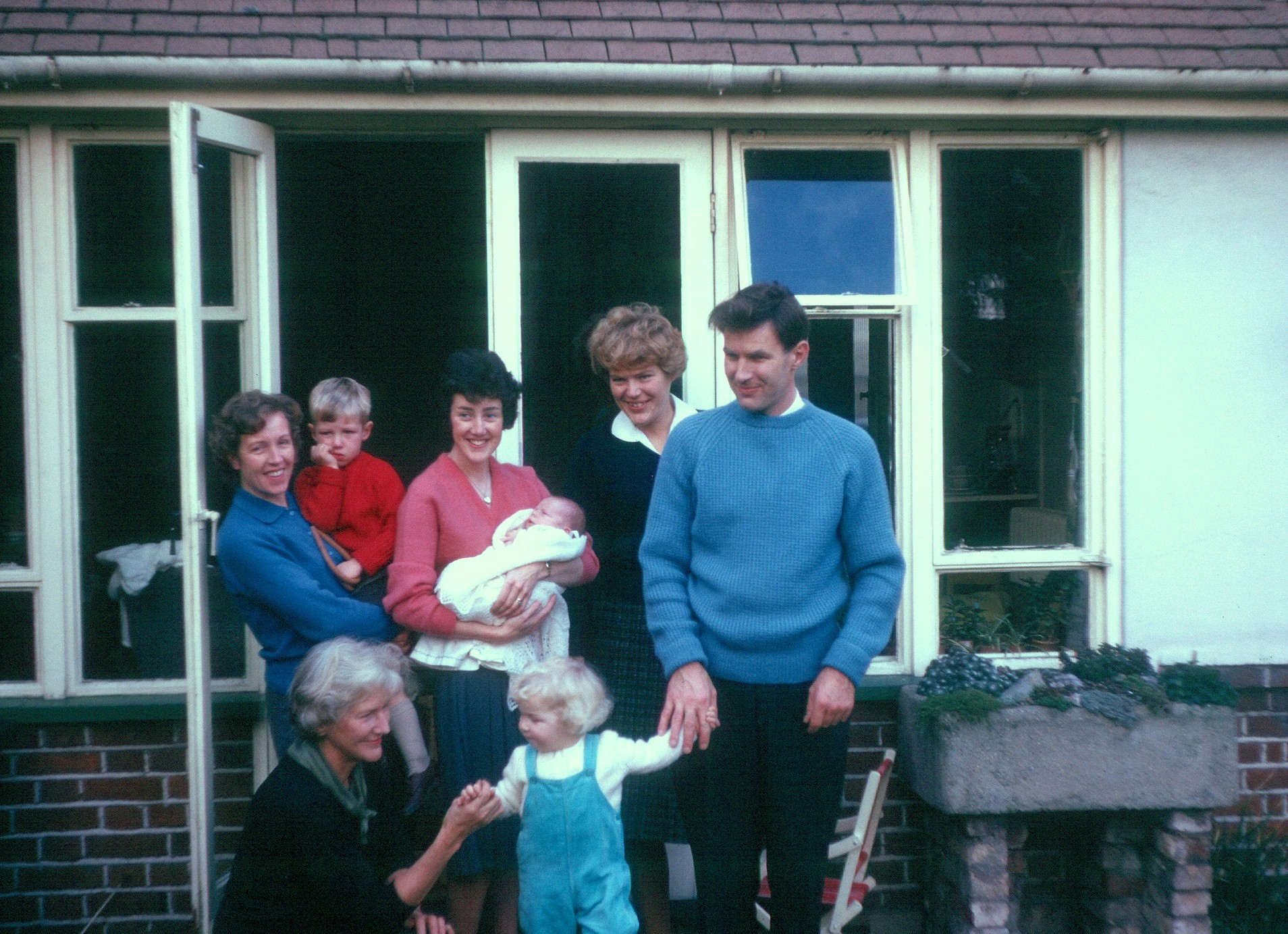 6300726s 10 November 1963 - Jean with Pater, Betty with Simon, Frances and Anthony with Mum and Nocola in the front.