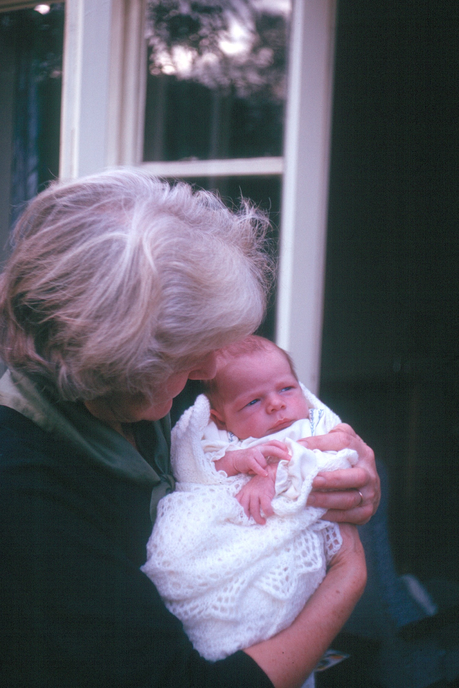 6300727s 10 November 1963 - Mum with Simon who is just over a month old.