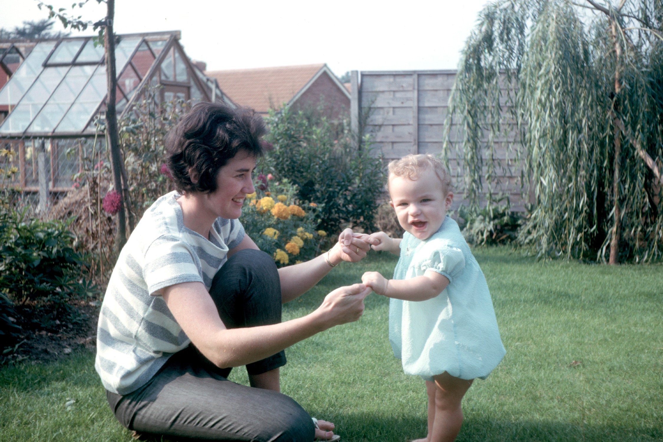 6400804s May 1964 - Betty helping Simon to stand in the garden at Yateley.