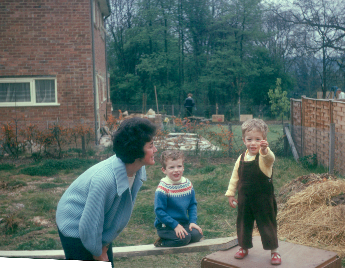 6701215k Spring 1967 - Betty Simon and Jonathan in the garden at Bracknell.