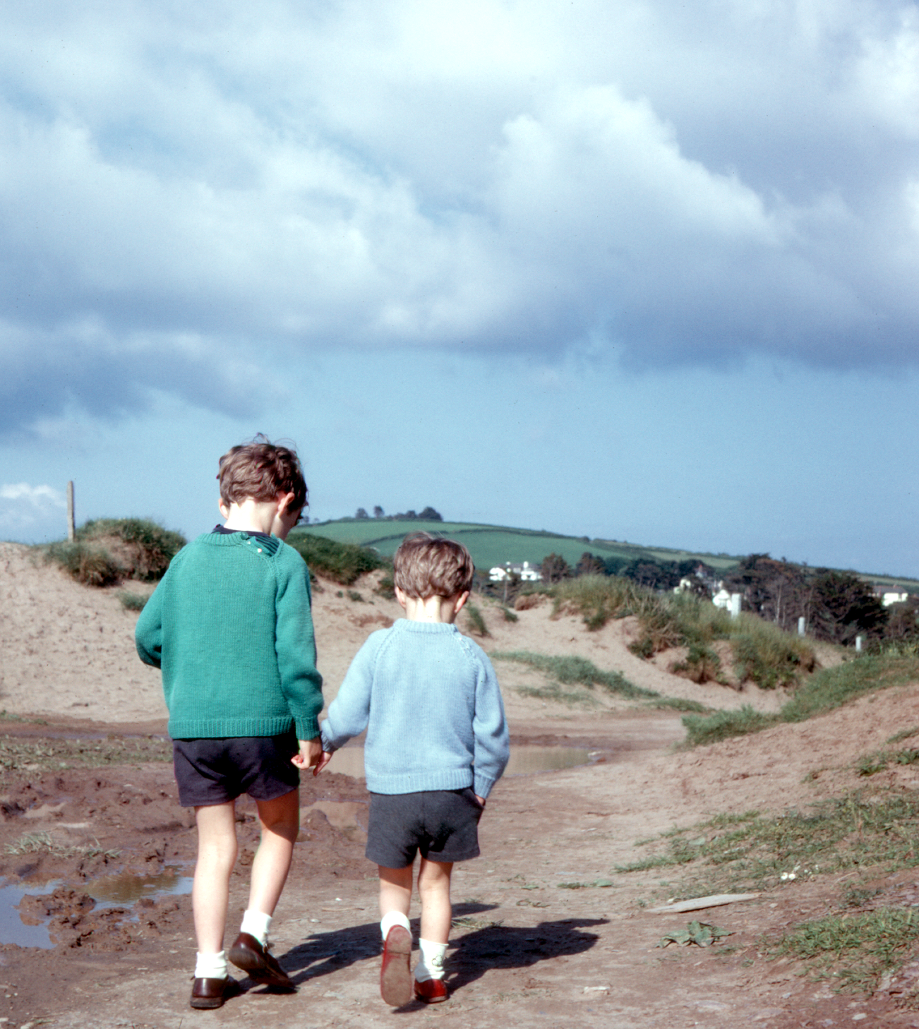6801622k May 1968 - Simon takes Jonathan for a walk whil on holiday at Talland Bay.