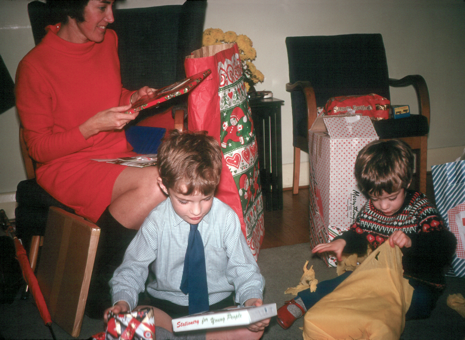 6801830k Christmas 1968 - Betty and the boys unwrapping their Christmas presents.
