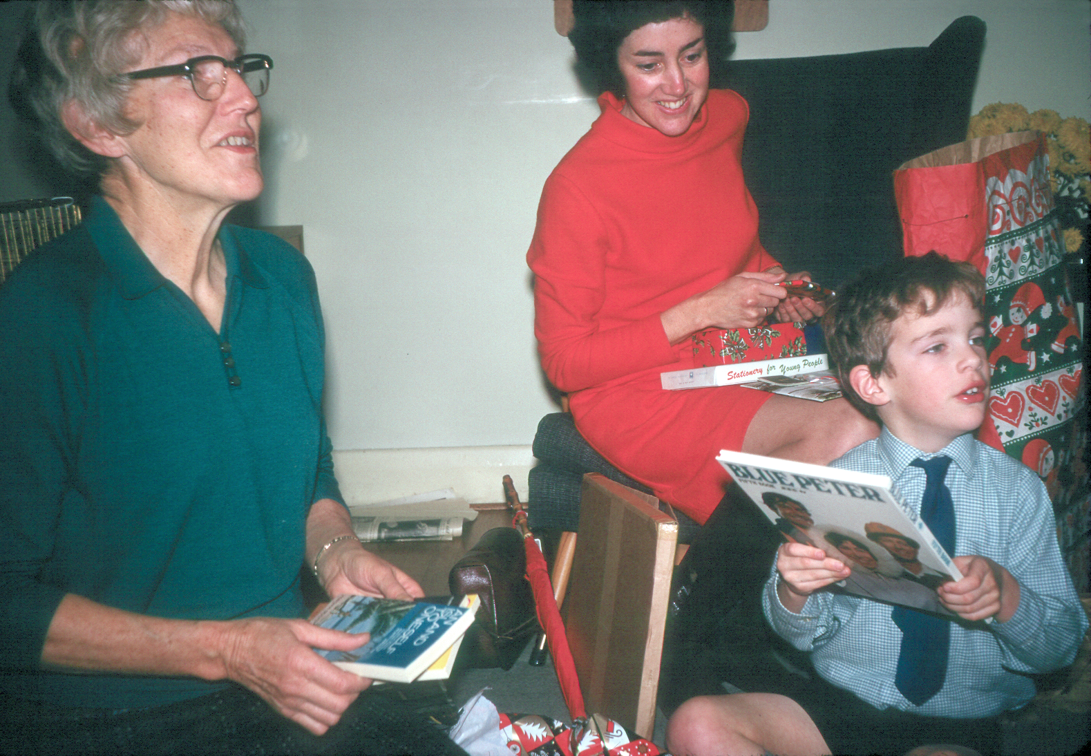 6801832k Christmas 1968 - Mum, Betty and Simon unwrapping presents at Hampton.