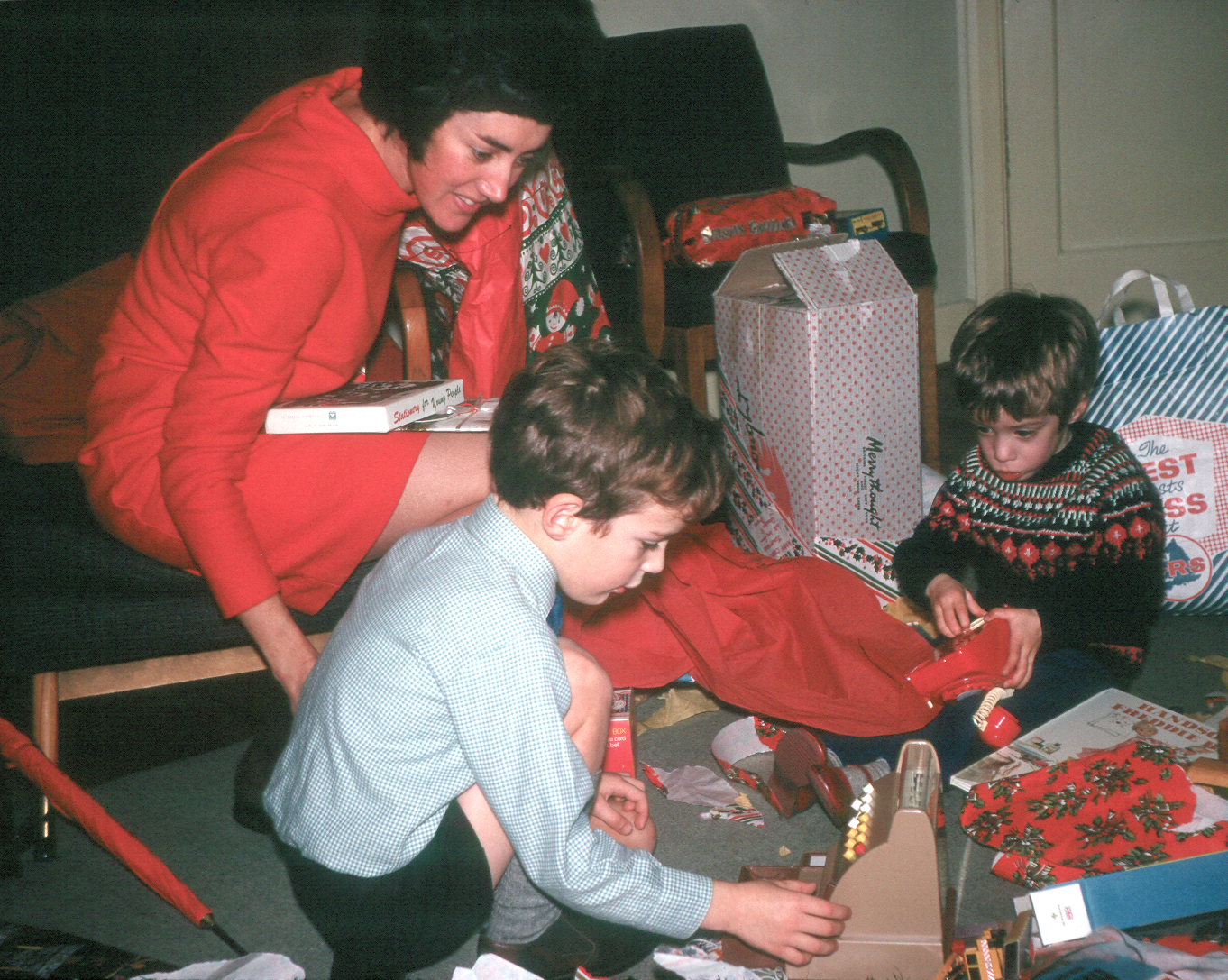 6801833k Christmas 1968 - Betty, Simon and Jonathan at Hampton.