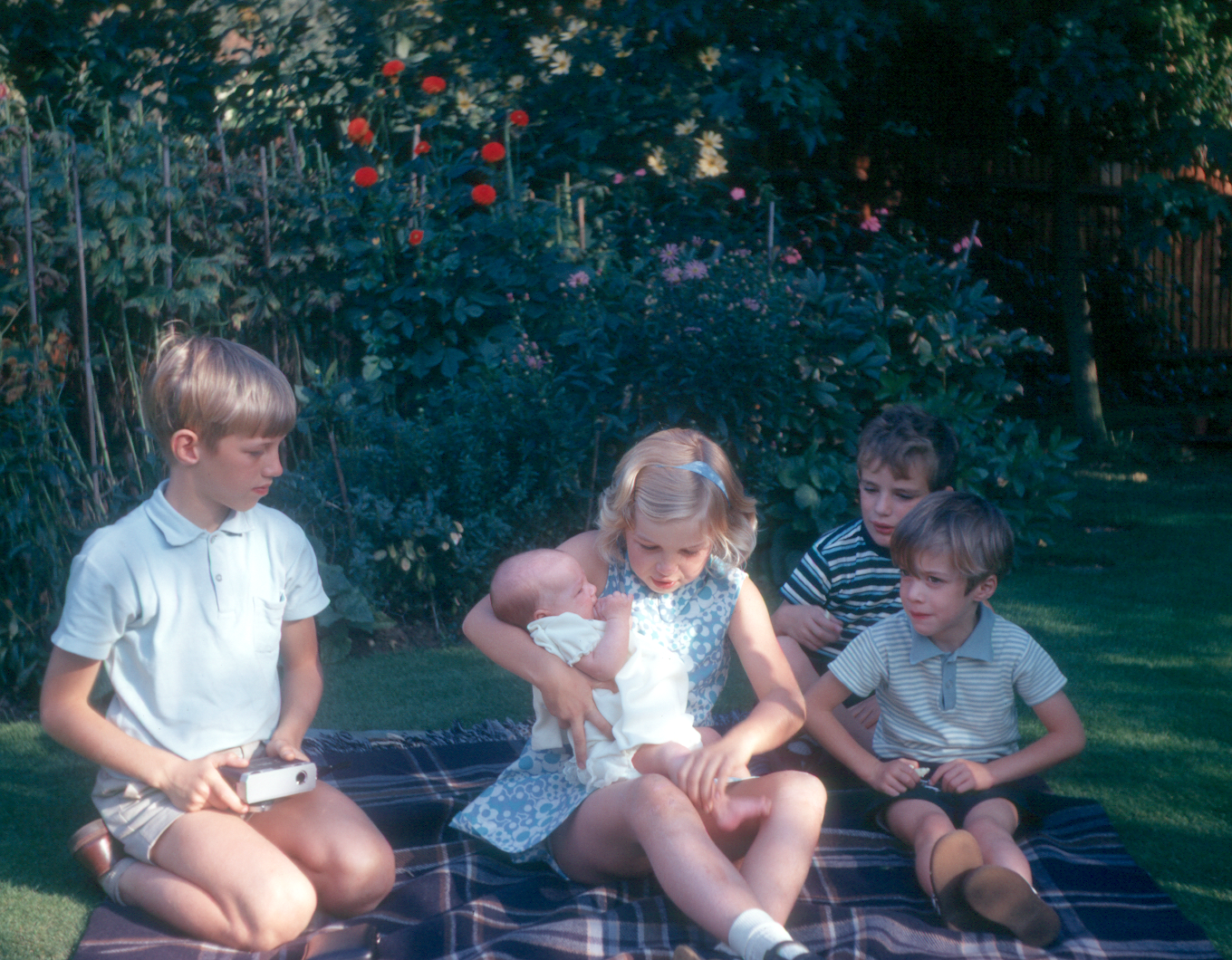 7002008k September 1970 - Peter, Nicola with Susan, Simon and Jonathan at Hampton.