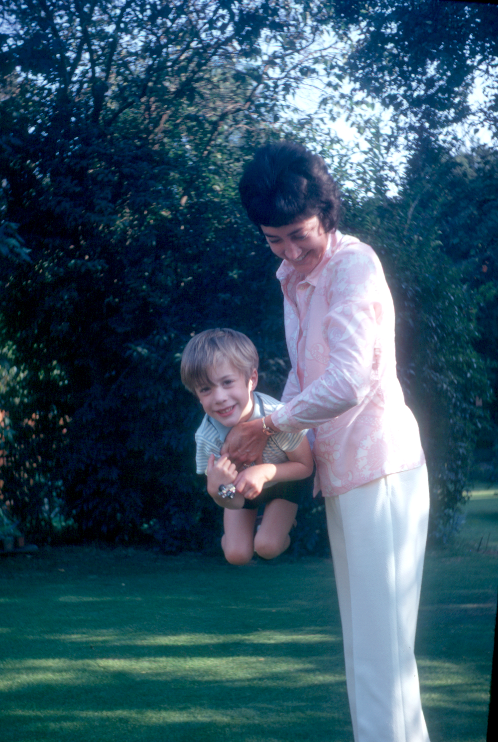 7002009k September 1970 - Elizabeth playing with Jon at Hampton.