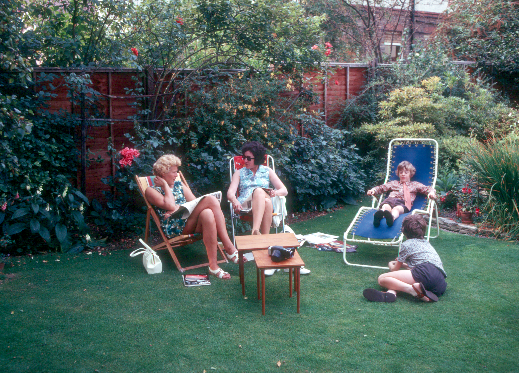 7203233k August 1972 - E, F and the boys in the garden at Hampton.
