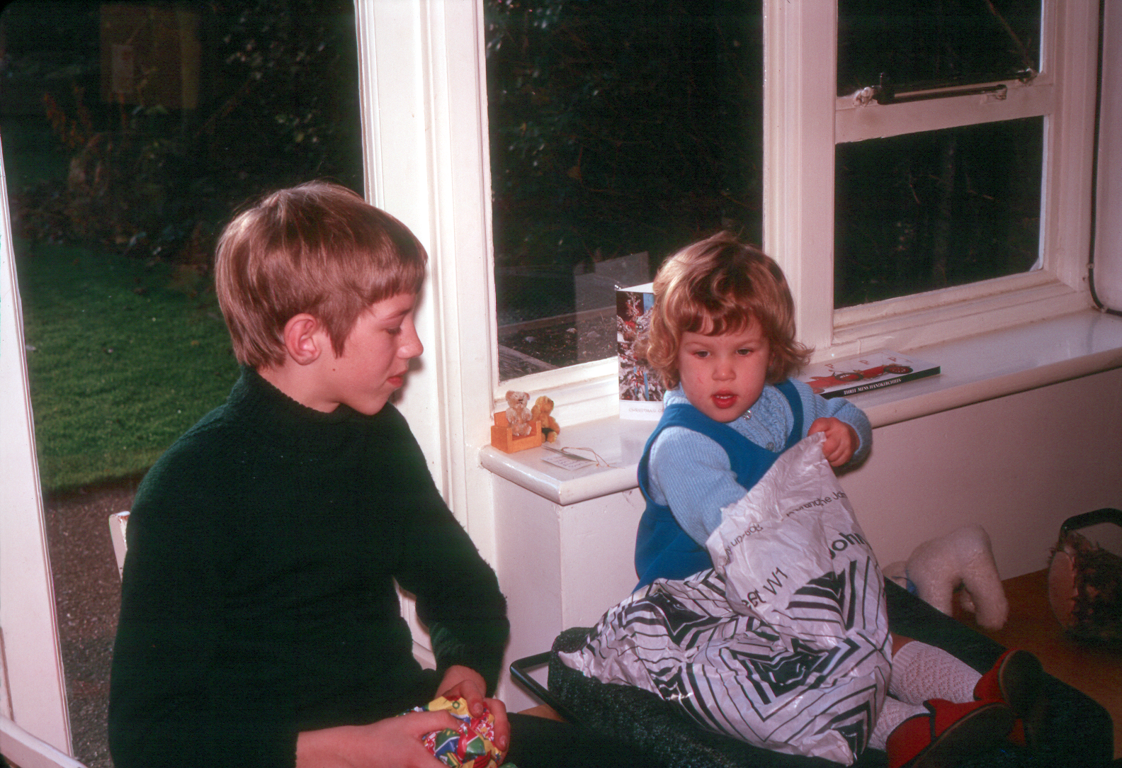 7203514k Christmas 1972 - Peter and Susan at Hampton.