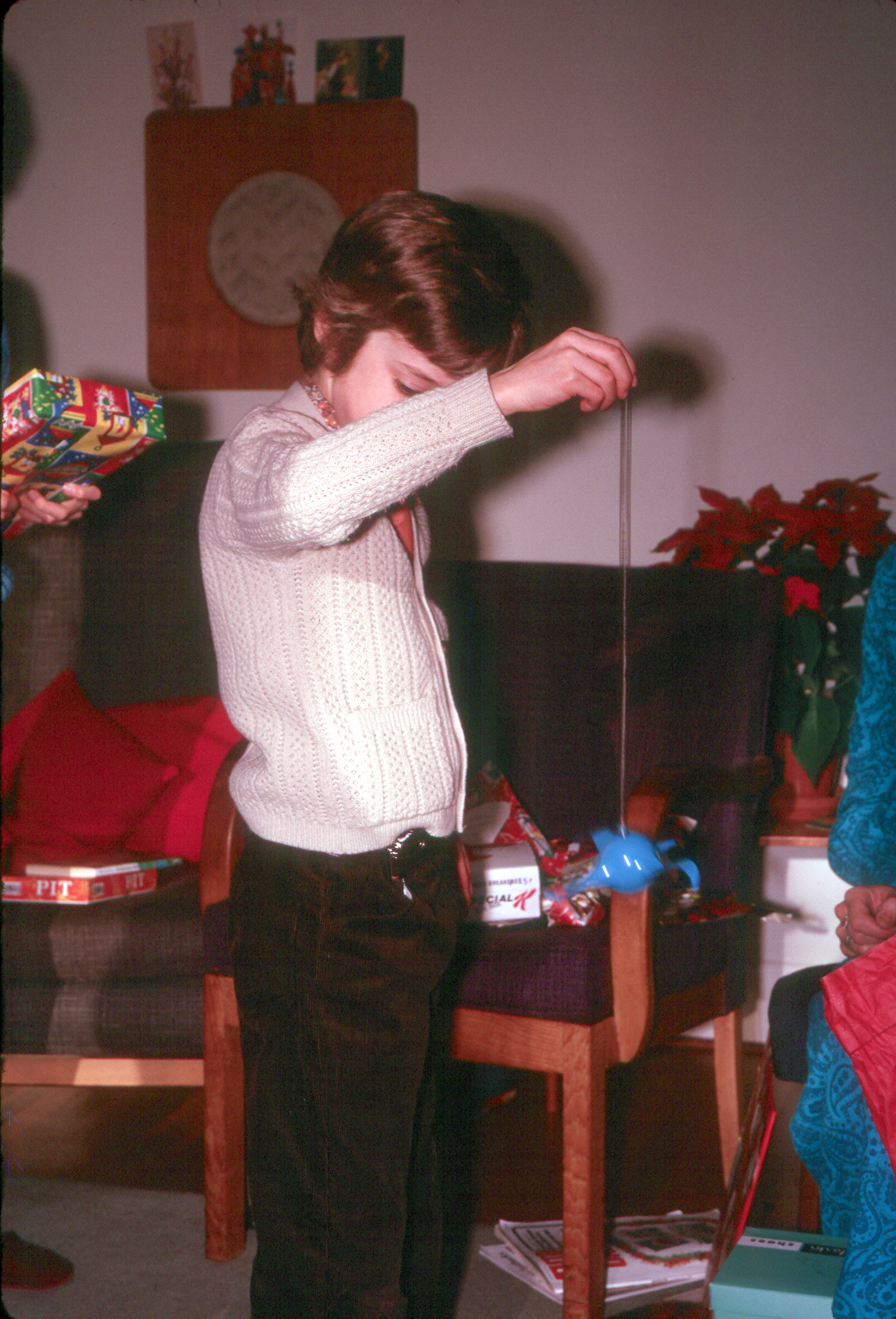 7203516k Christmas 1972 - Jonathan with his bird on a string at Hampton.