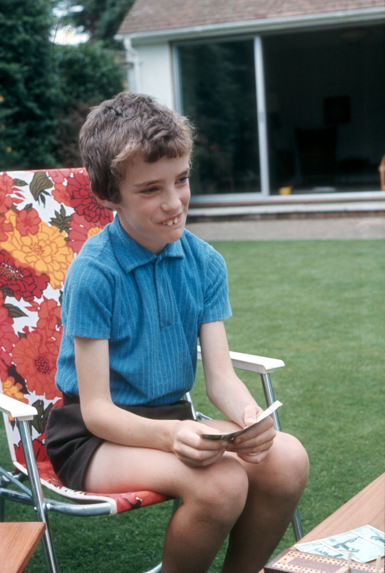 7303618k May 1973 - Simon playing cribbage with Mum.