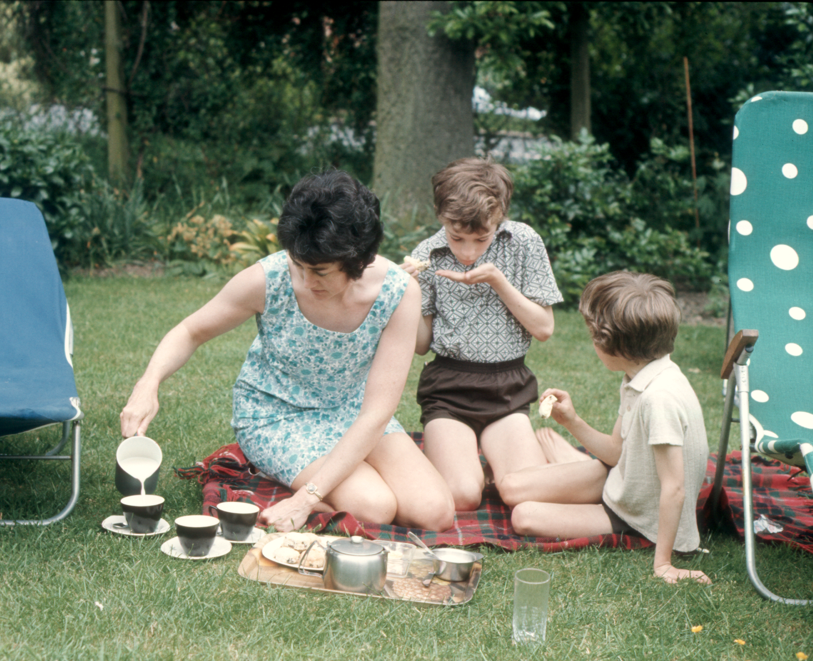 7303619k May 1973 - Tea in the garden at Croydon.