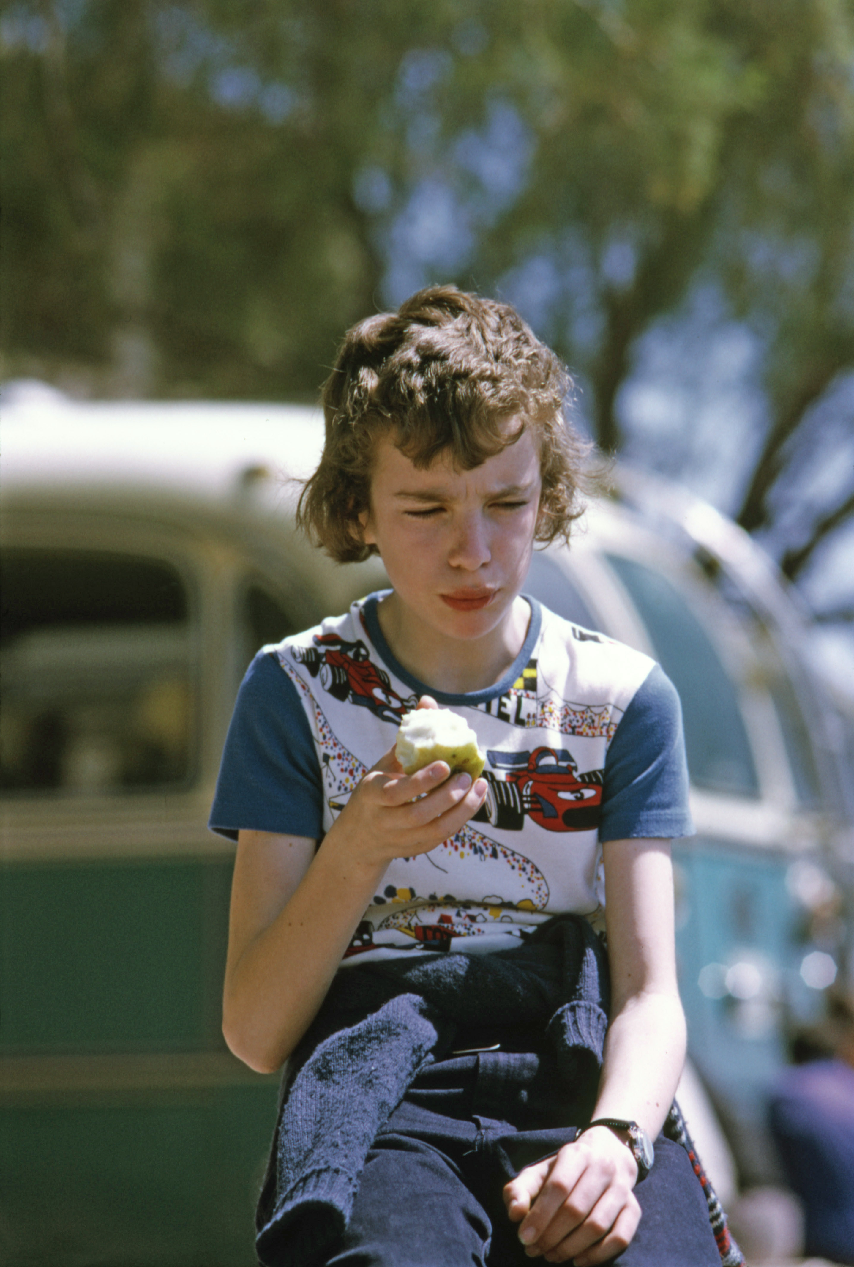 7504904 April 1975 - Simon is eating an apple.