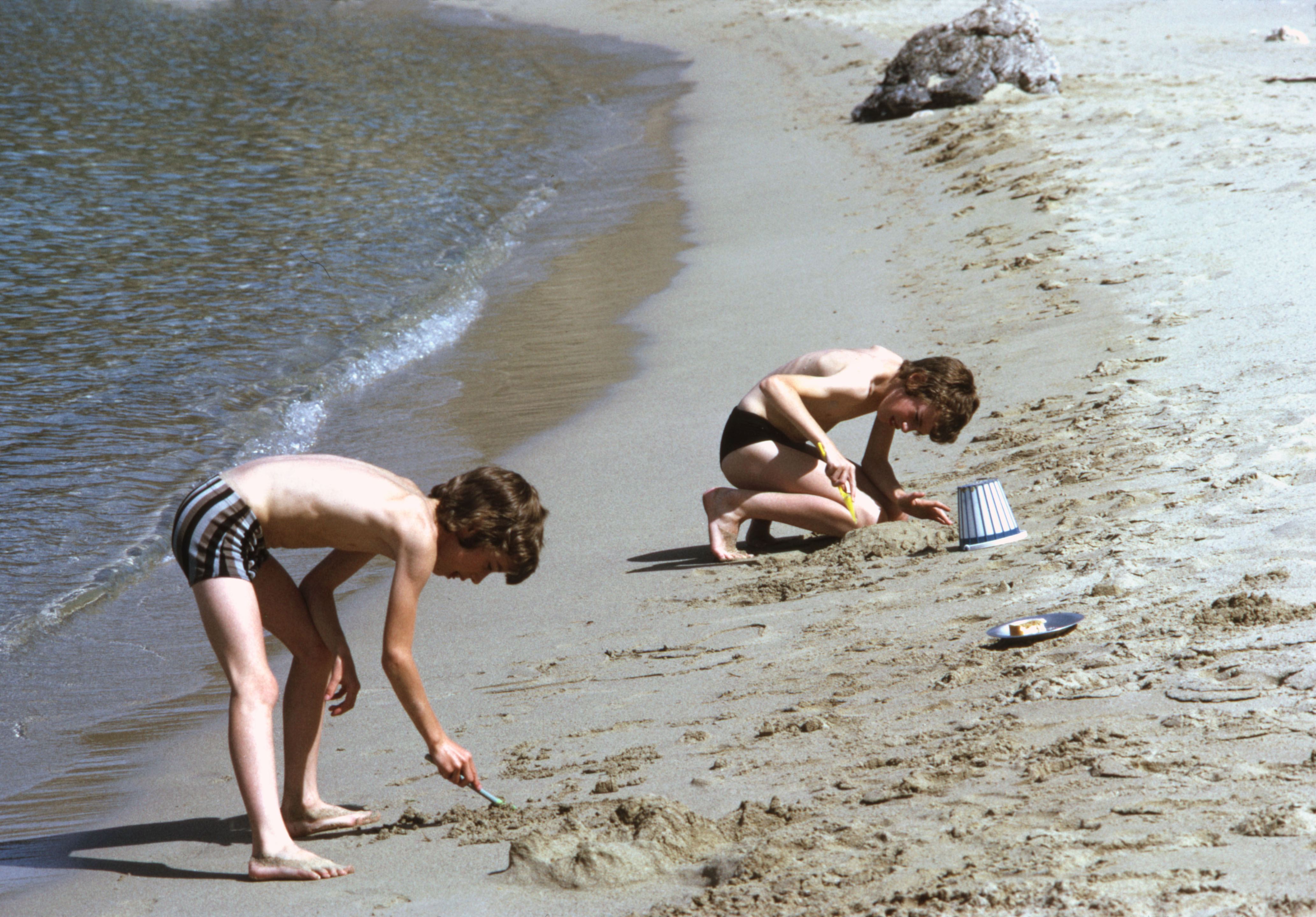 7505032 April 1975 - Jon and Simon on the beach.