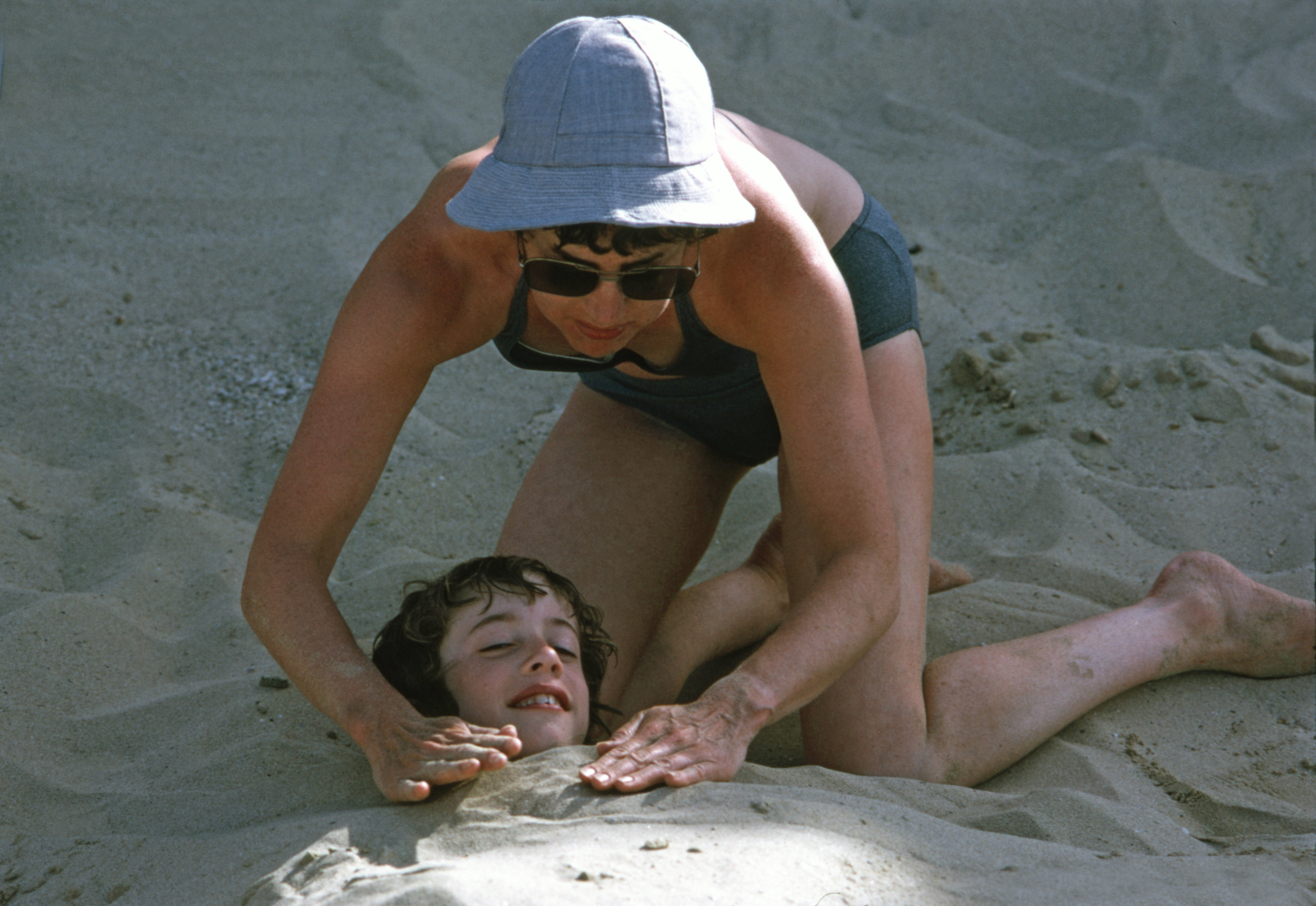 7505034 April 1975 - Elizabeth is burying Jon.