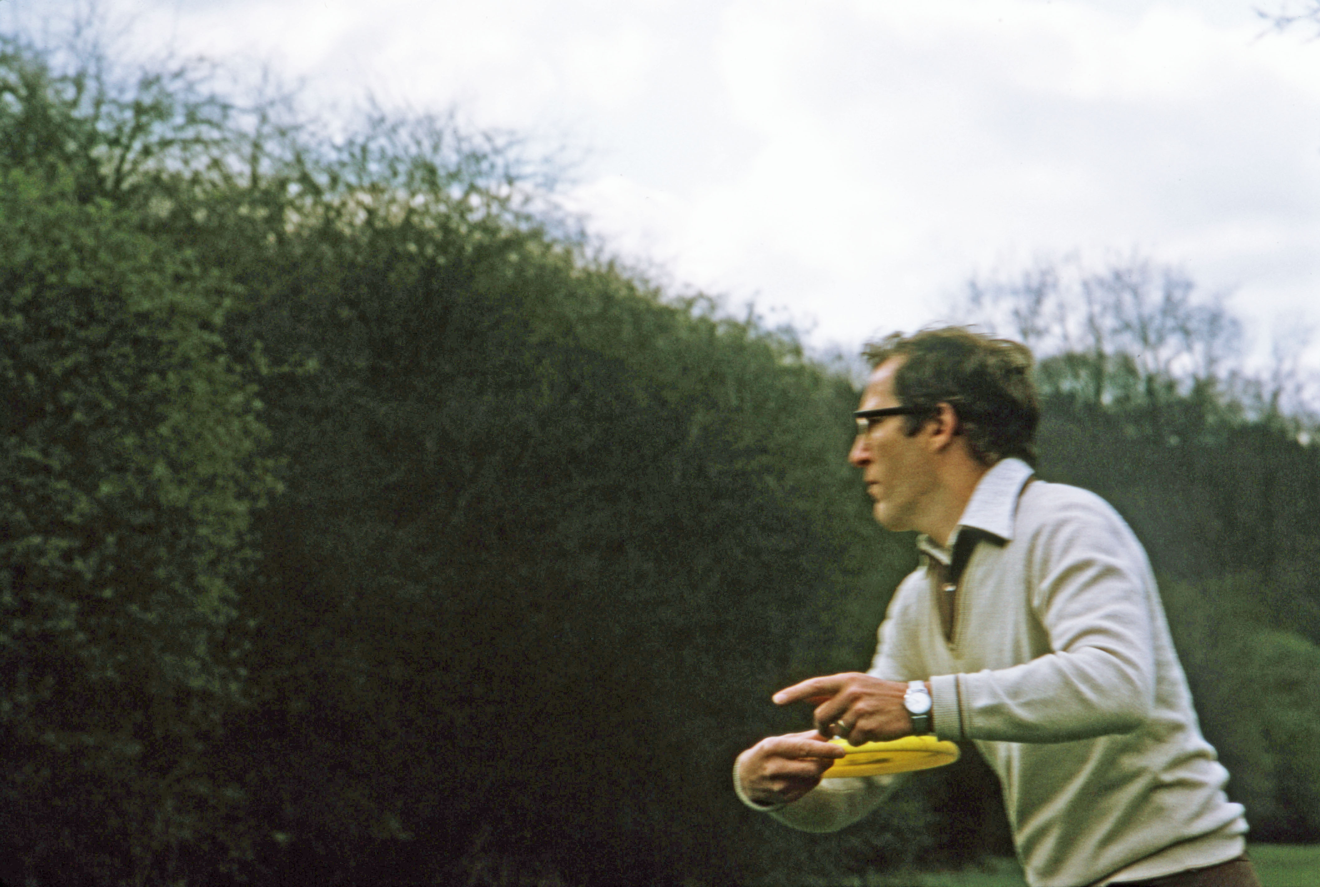 7505221 May 1975 - Malcolm playing frisbee on a mensa walk