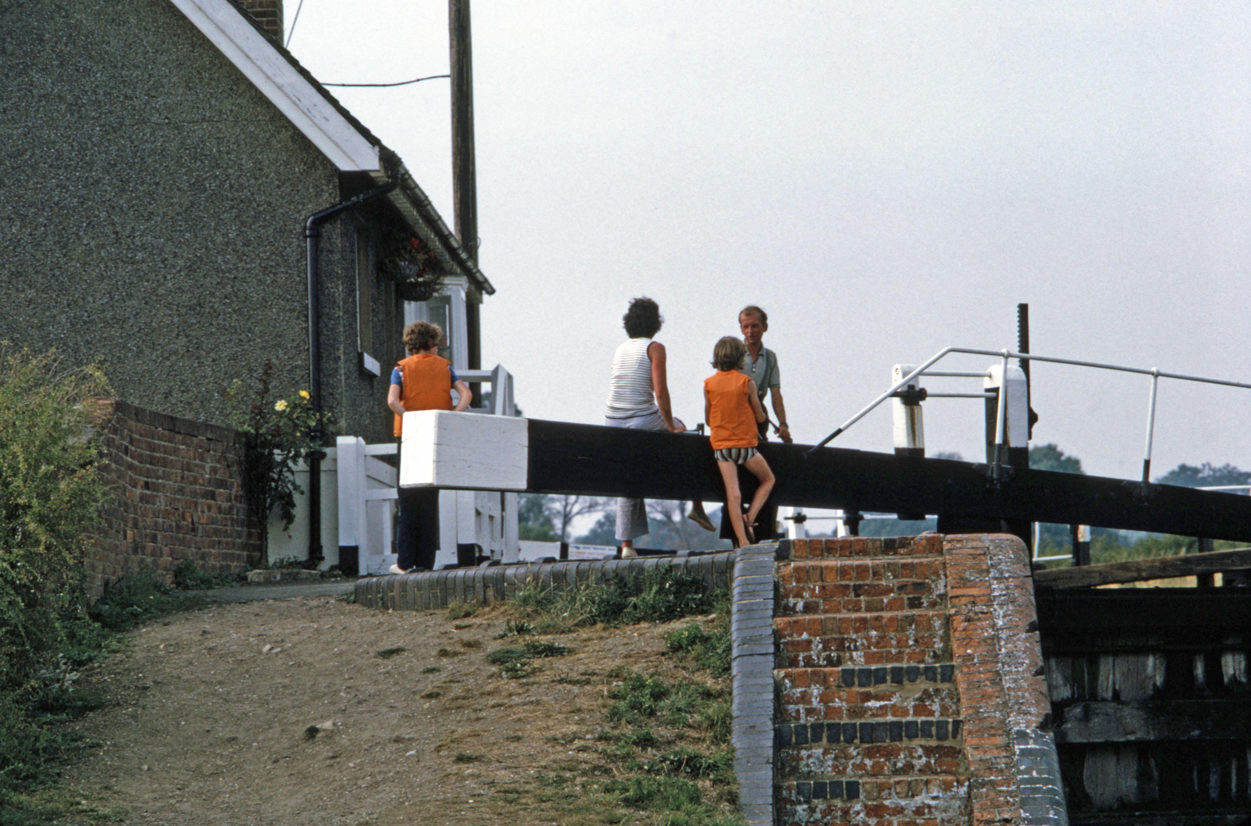 7505512 August 1975 - Waiting for a boat to come down.