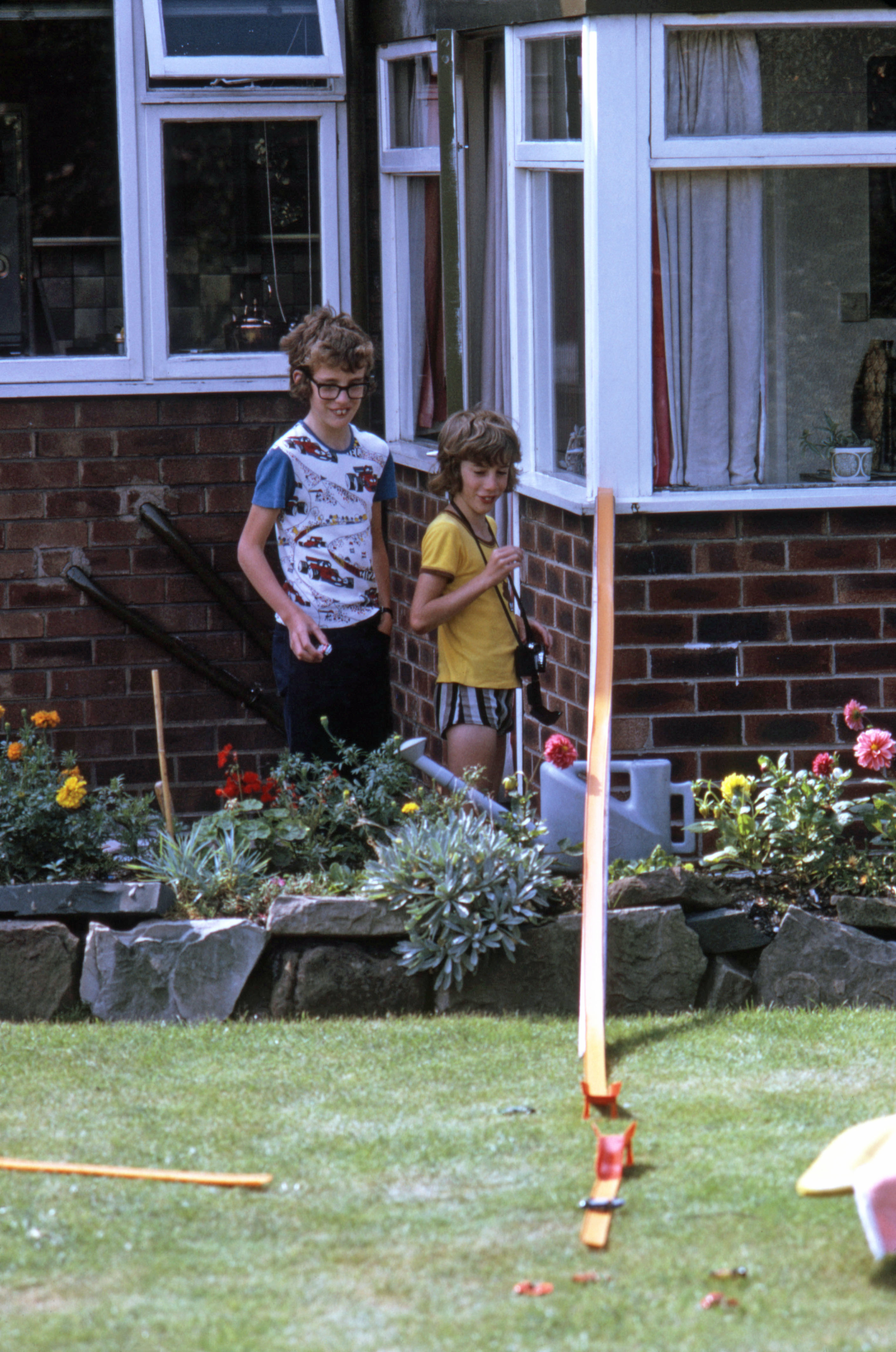 7505634 August 1975 - Simon and Jon at Sheila's