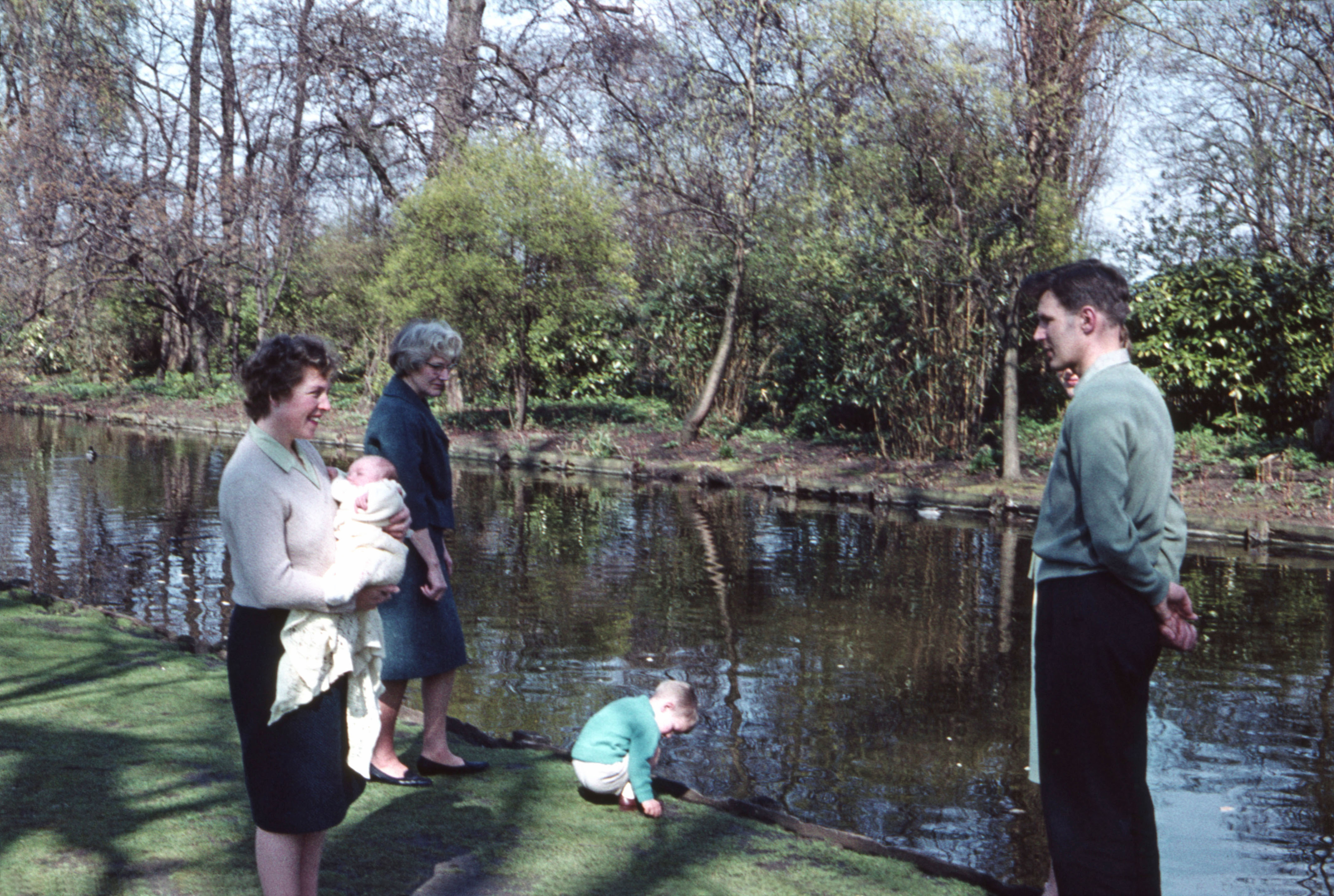 22 April 1962 Jean with Nicola, Joan, Peter, Frances and Anthony with the ducks at Hampton Court
