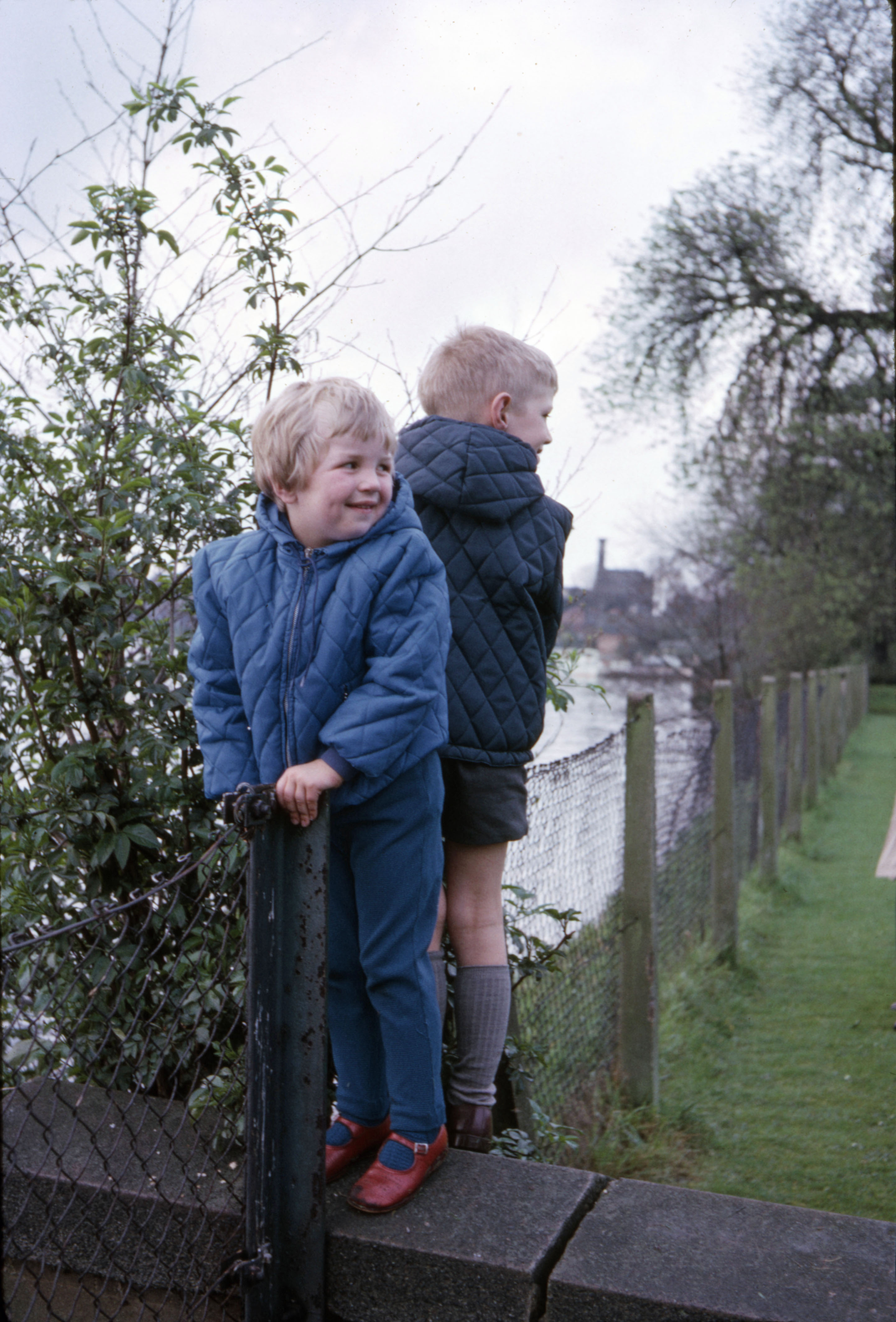 10 Apr 1966 Nicola and Peter at Bell Hill, Hampton