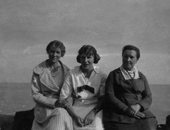 Edith Joan Louie Edith and Joan Bradshaw with Louie in about 1926
