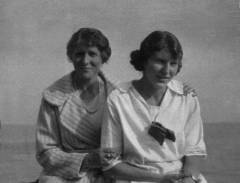 Edith Joan Edith and Joan Bradshaw in about 1926, when Joan was 18 or 19.