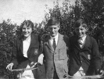 Joan Bob Fred Charles H and Edith M Bradshaw's three children, Joan, Bob and Freddie. In Clacton in about 1926.