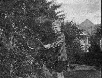 Robert Henry Bradshaw Robert Henry Bradshaw in Clacton in 1916. A most improbablt pose!
