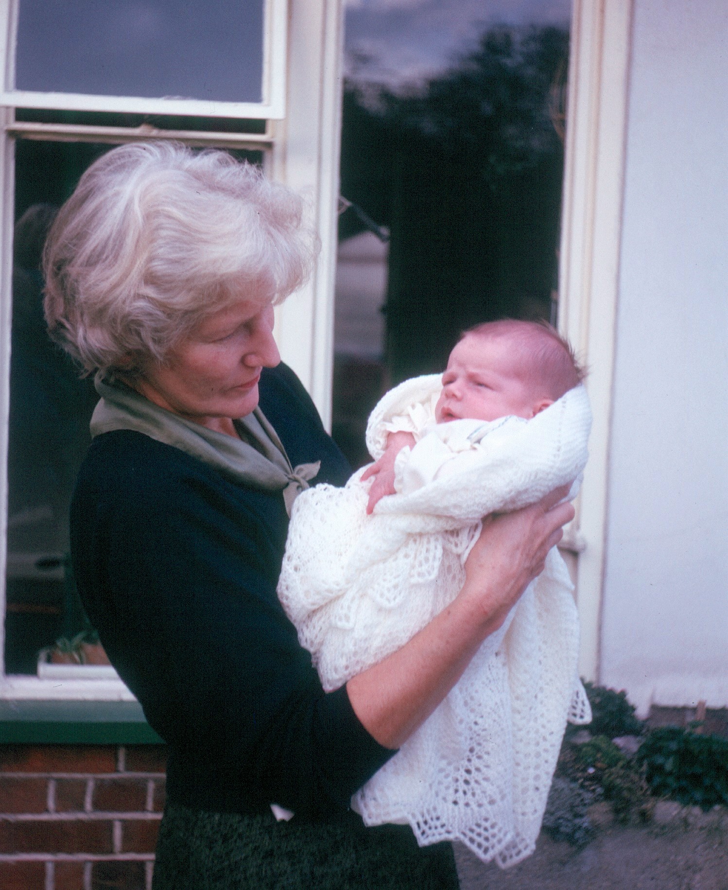 6300729s 10 November 1963 - Mum with Simon.