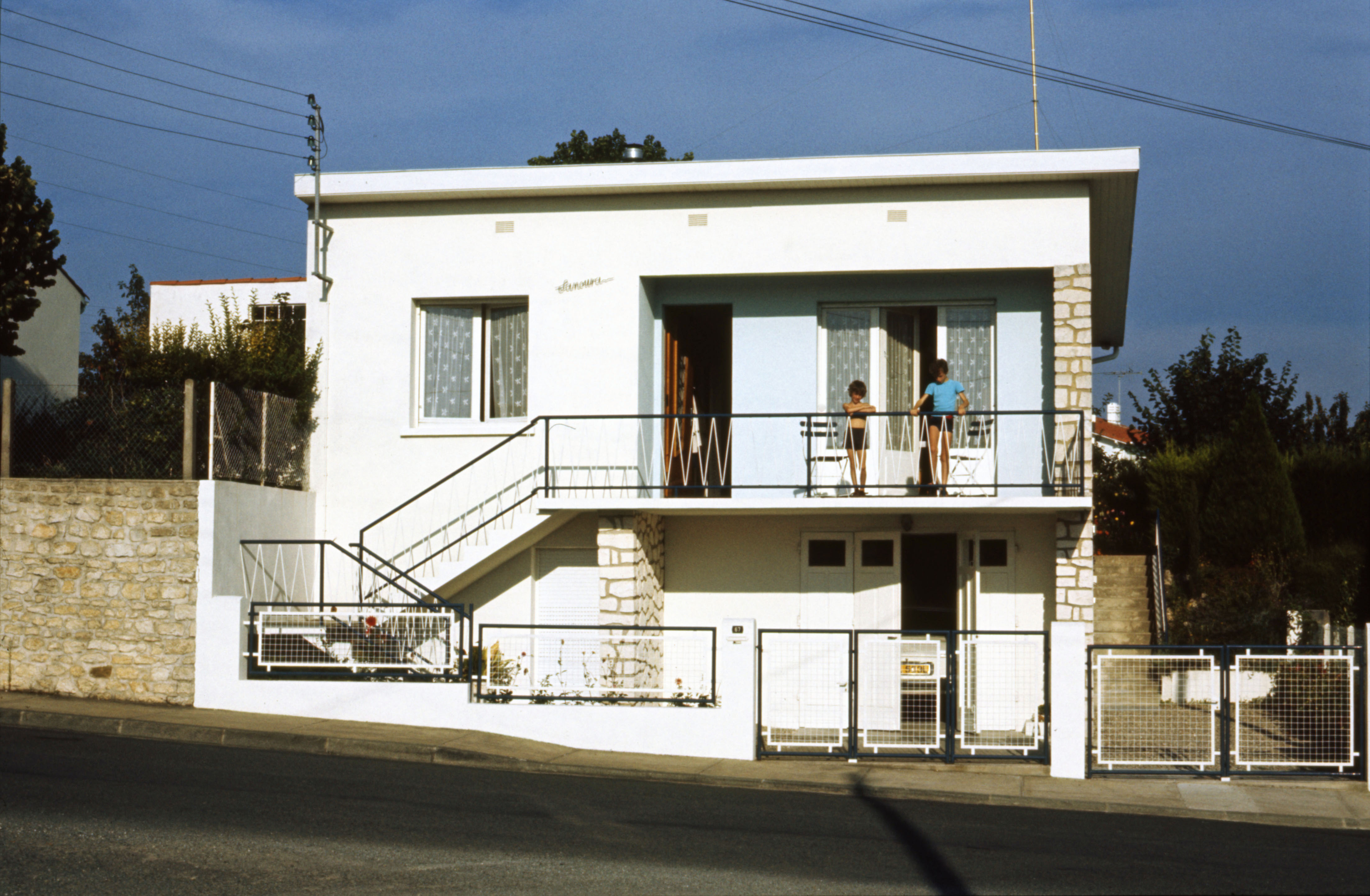 7303825 August 1973 - Our villa at Royan with S and J on the balcony